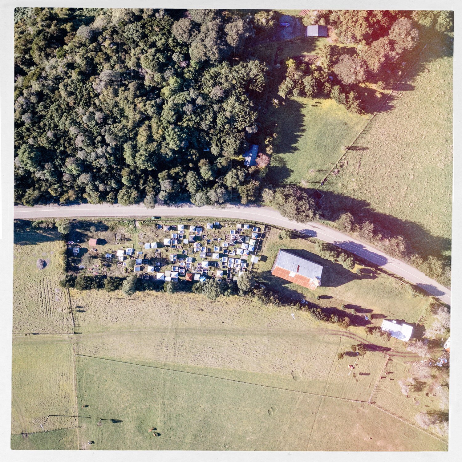 Vista aérea cenital de la iglesia de Teupa, el cementerio y el bosque