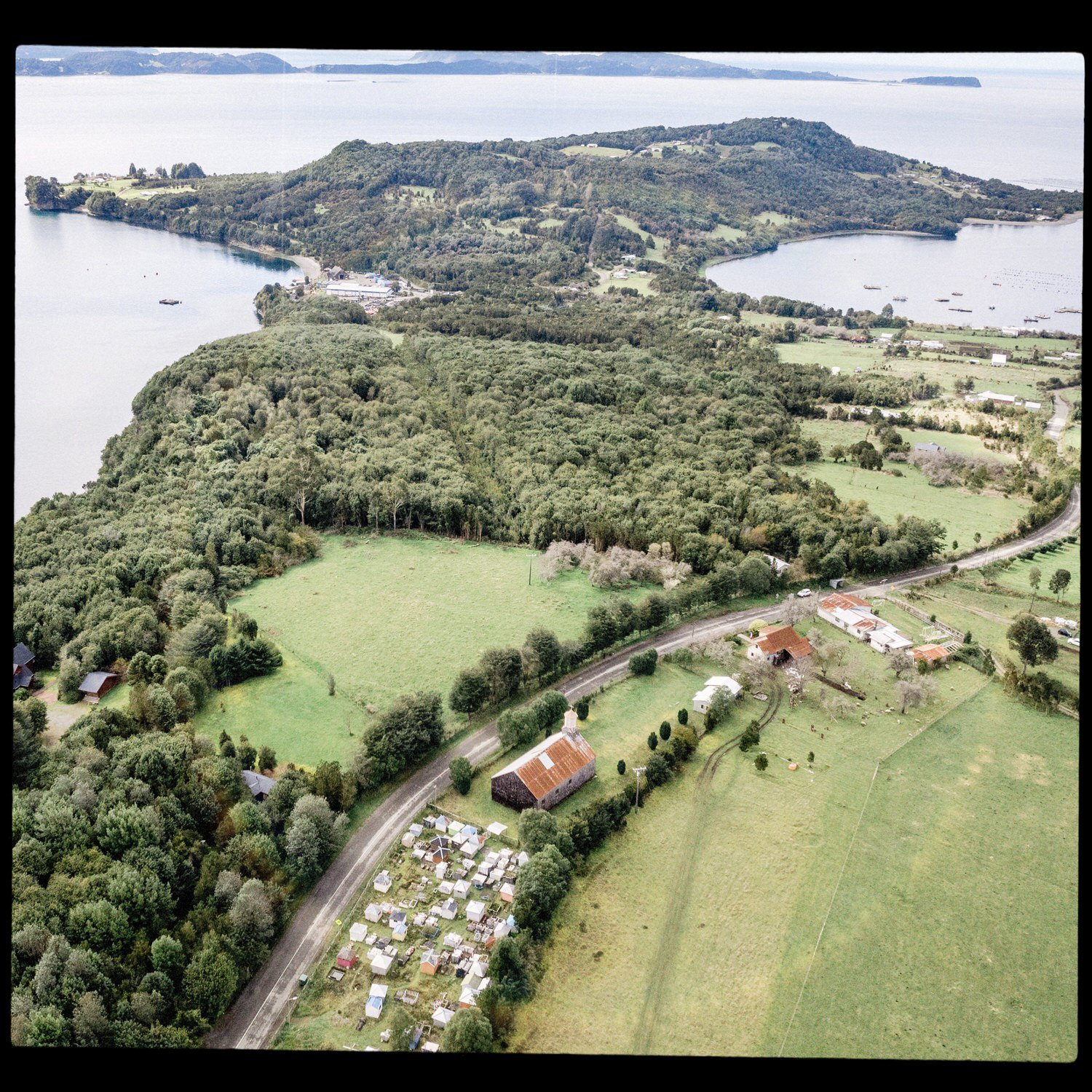 Vista aérea de Teupa con el bosque, el camino, el cementerio y el mar