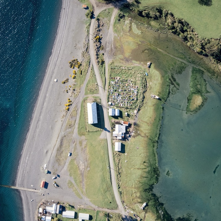 El conjunto de la iglesia de Apiao, Chiloé