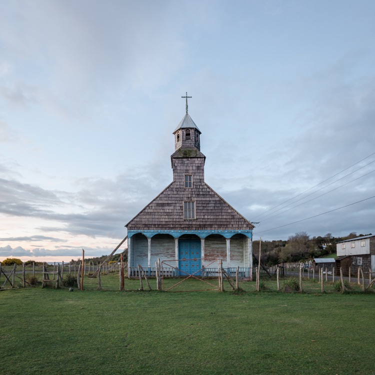 La fachada de la iglesia de Apiao, Chiloé