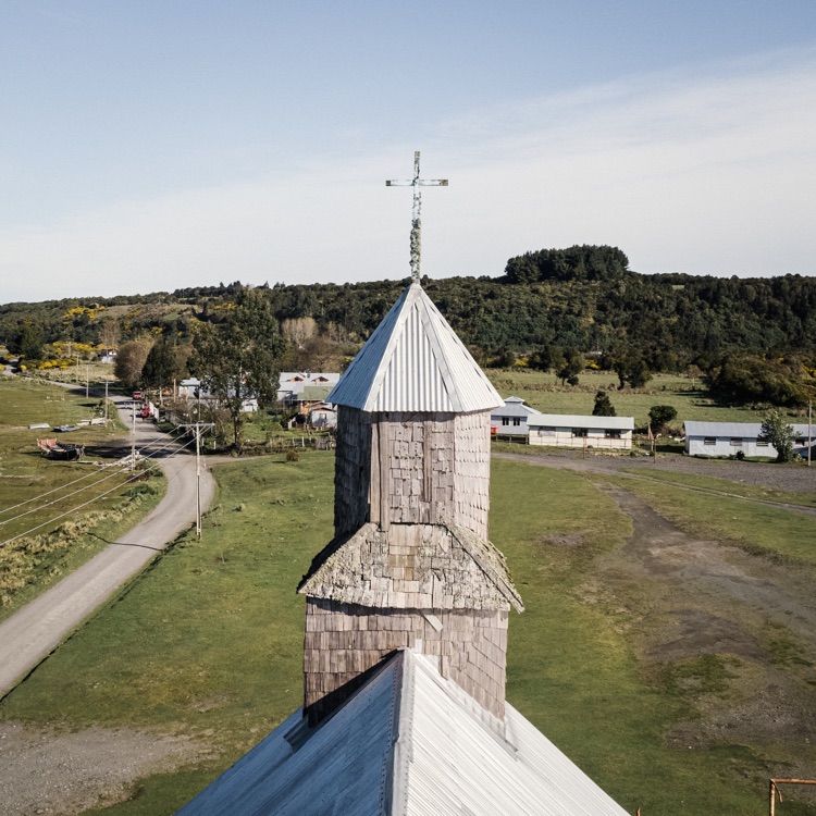 La torre de la iglesia de Apiao, Chiloé