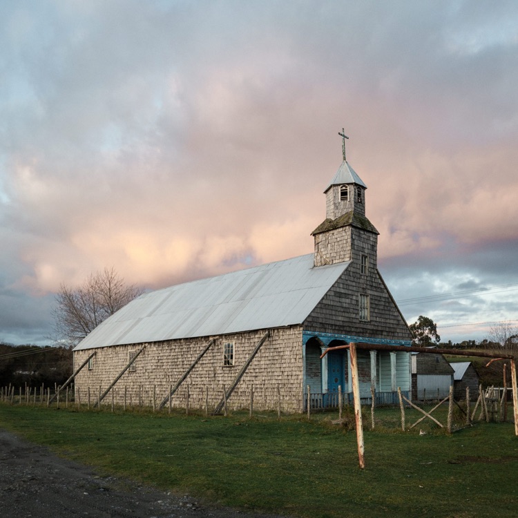 La volumetría de la iglesia de Apiao, Chiloé