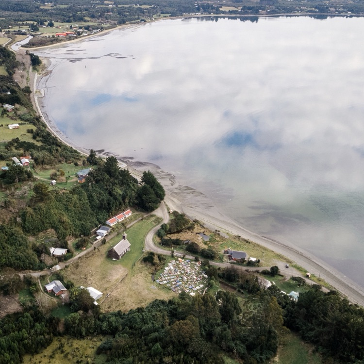 El paisaje de la iglesia de Caulín, Chiloé