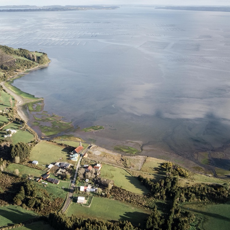El paisaje de la iglesia de Chullec, Chiloé