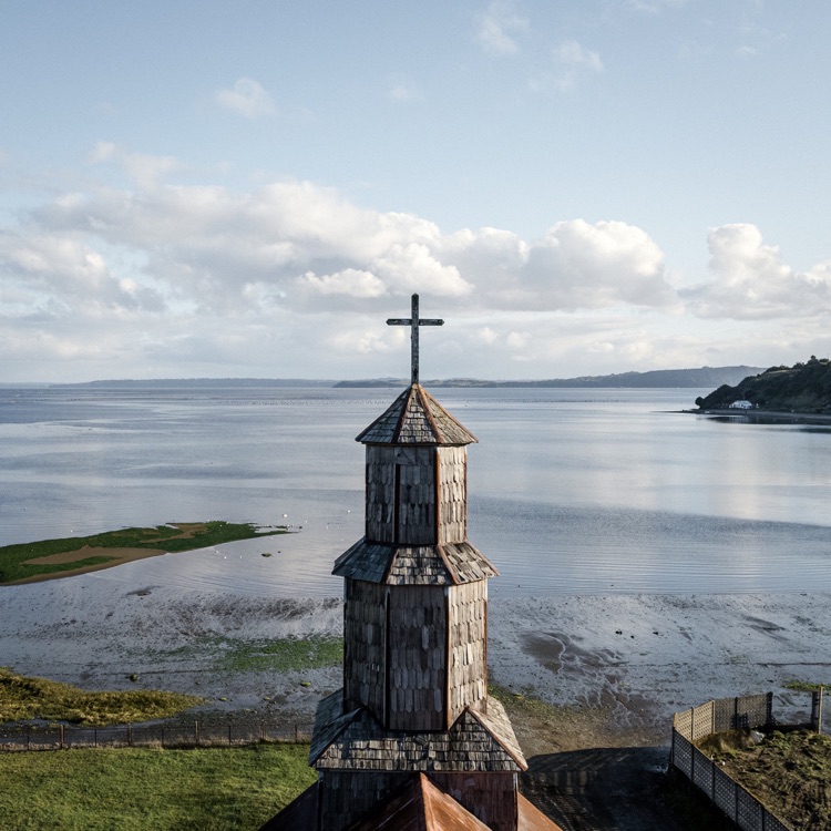 La torre de la iglesia de Chullec, Chiloé