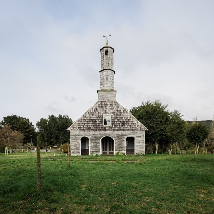 La fachada de la iglesia de Compu, Chiloé