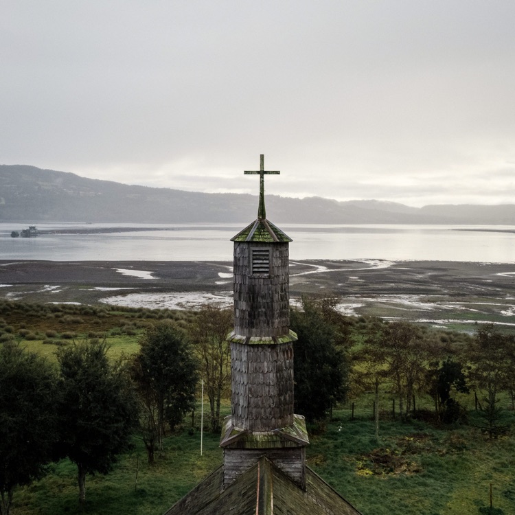 La torre de la iglesia de Compu, Chiloé