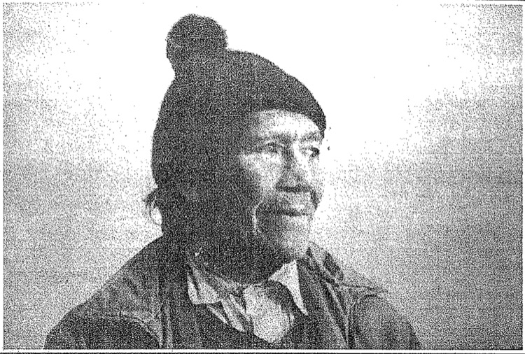 Retrato en tonos oscuros de un hombre con cabello recogido en un chongo, barba y bigote, con expresión pensativa, vista de tres cuartos, vestimenta…