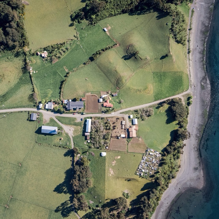 El conjunto de la iglesia de Puchilco, Chiloé