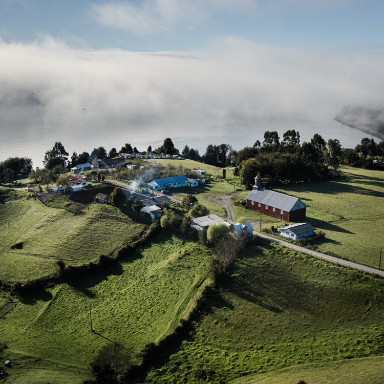 El paisaje de la iglesia de Puchilco, Chiloé