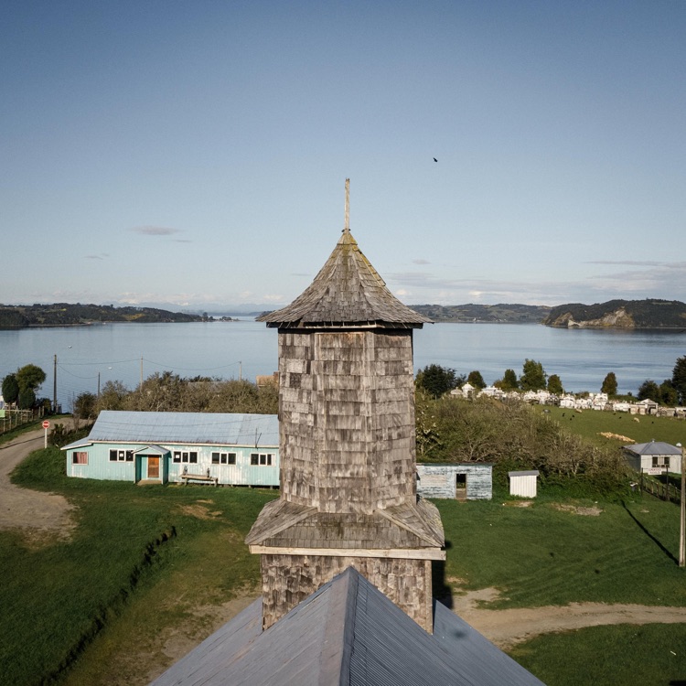 La torre de la iglesia de Puchilco, Chiloé