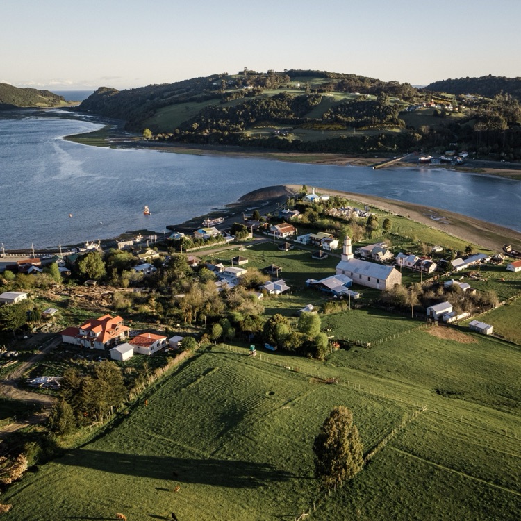 El paisaje de la iglesia de Quehui, Chiloé