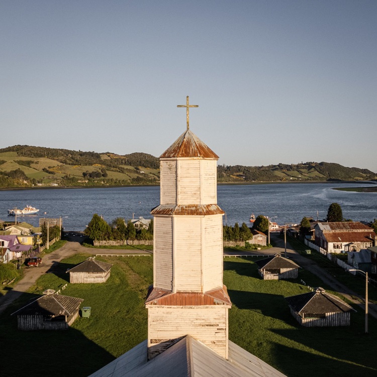 La torre de la iglesia de Quehui, Chiloé