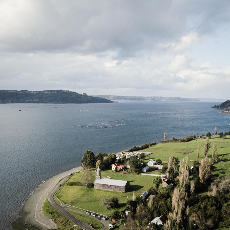 El paisaje de la iglesia de San Javier, Chiloé
