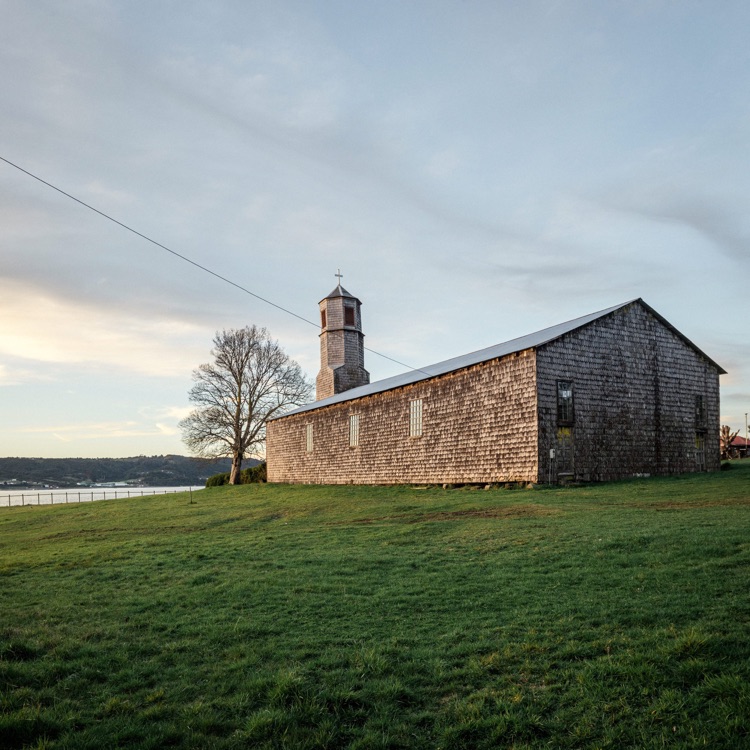 La volumetría de la iglesia de San Javier, Chiloé