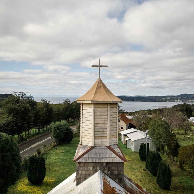 La torre de la iglesia de Teupa, Chiloé