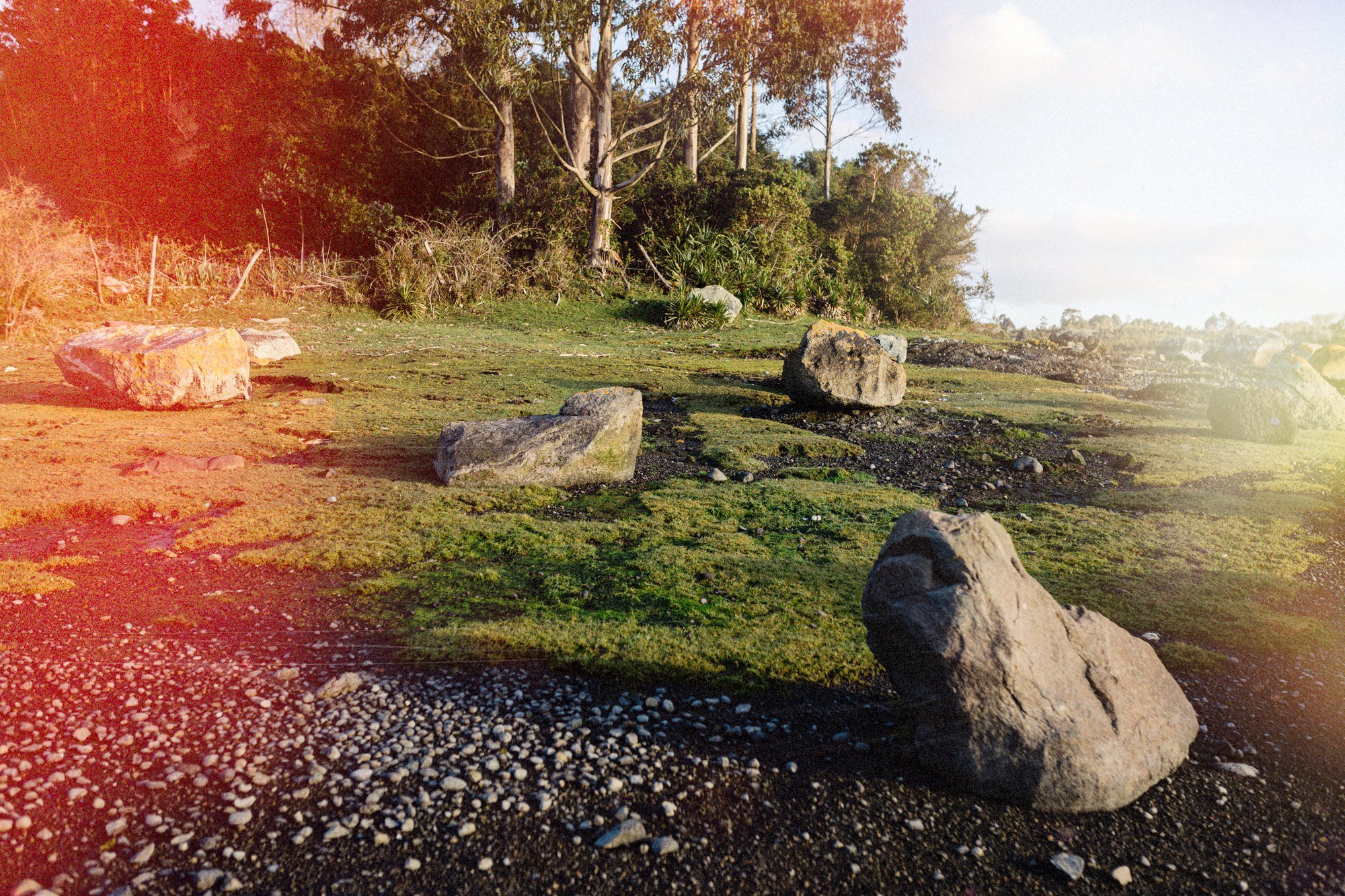 Campo con grandes piedras y árboles en Apiao