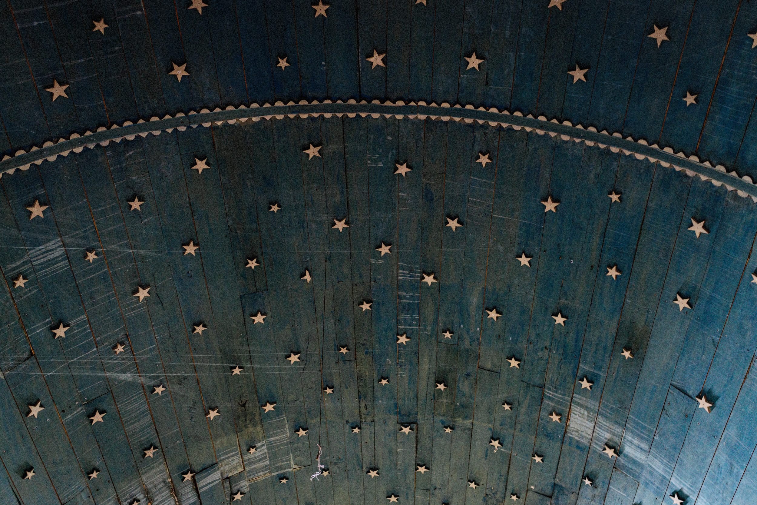 Detalle de la bóveda azul con estrellas de la iglesia de Apiao