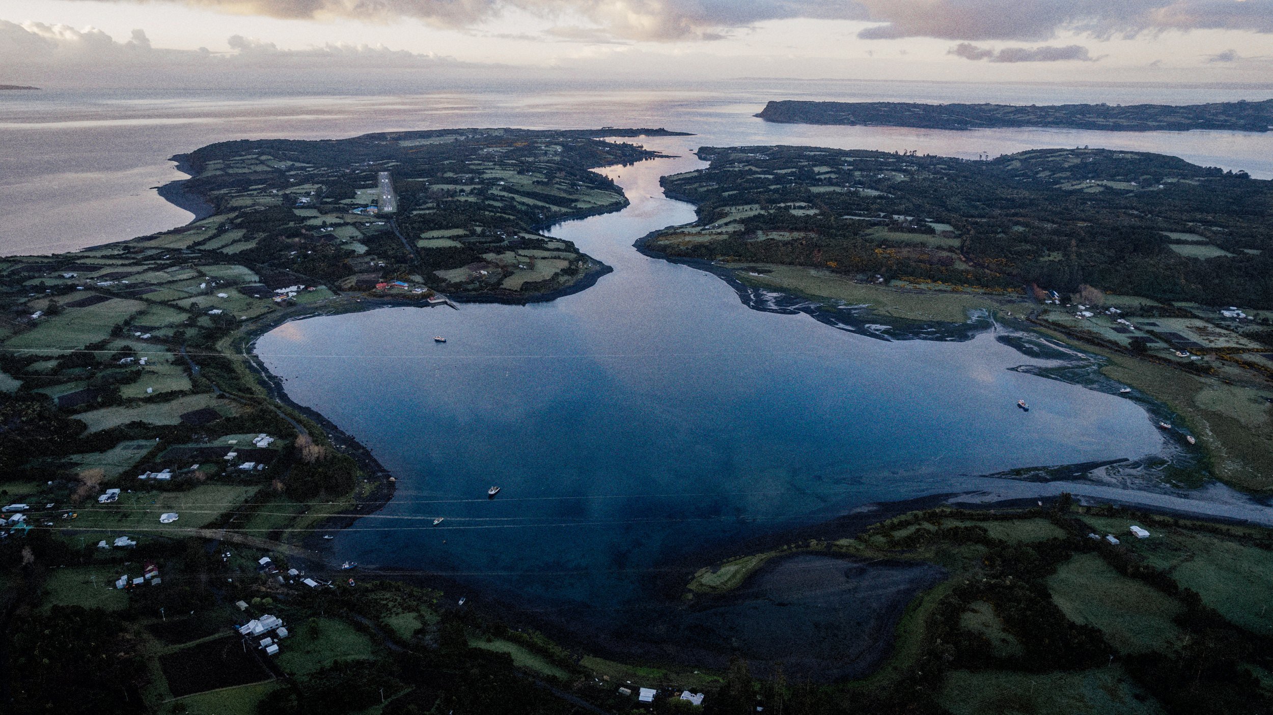 Vista aérea del estero de Apiao y los campos que lo rodean