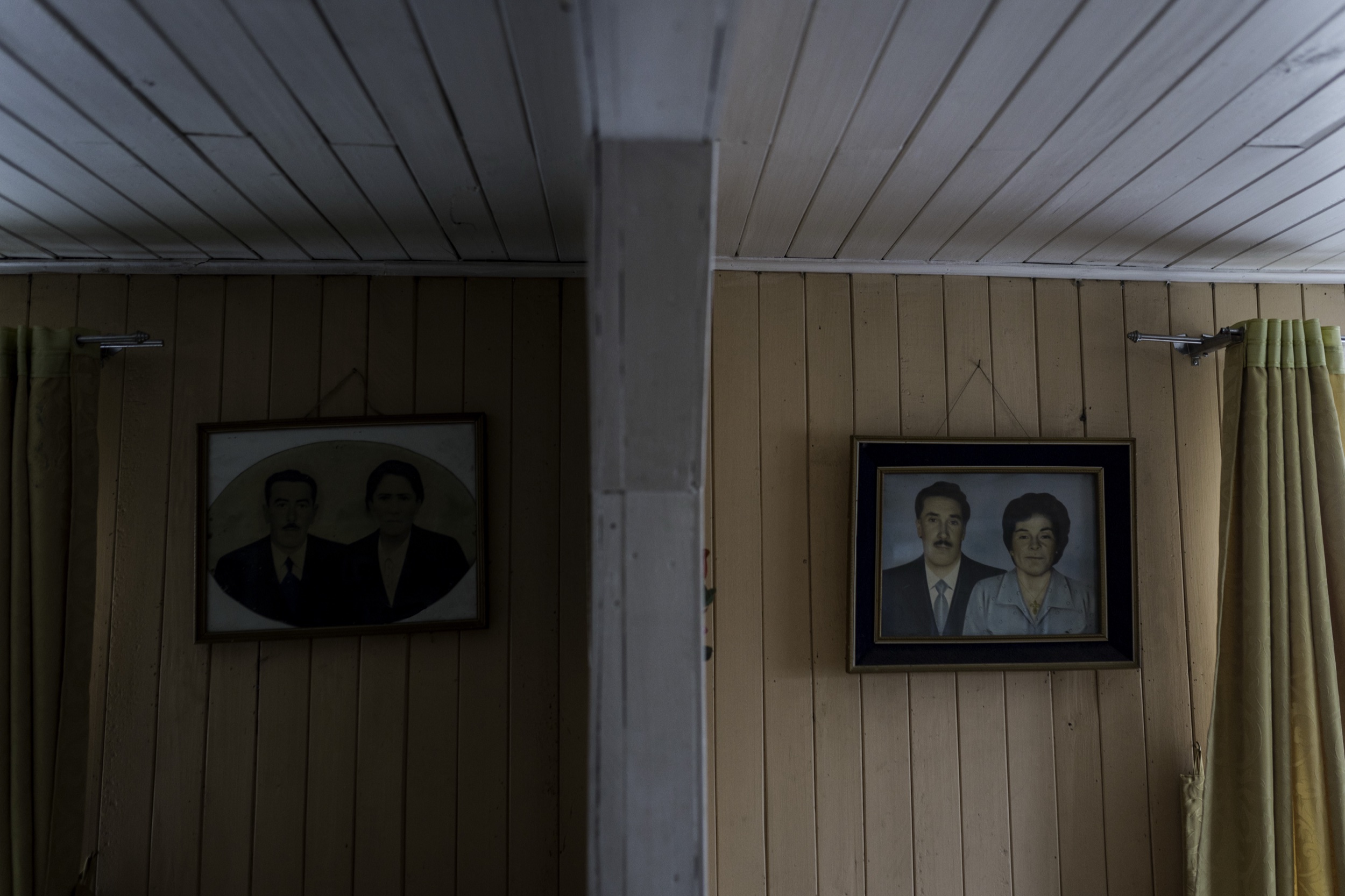 Retratos familiares enmarcados en la pared de una casa de Chullec
