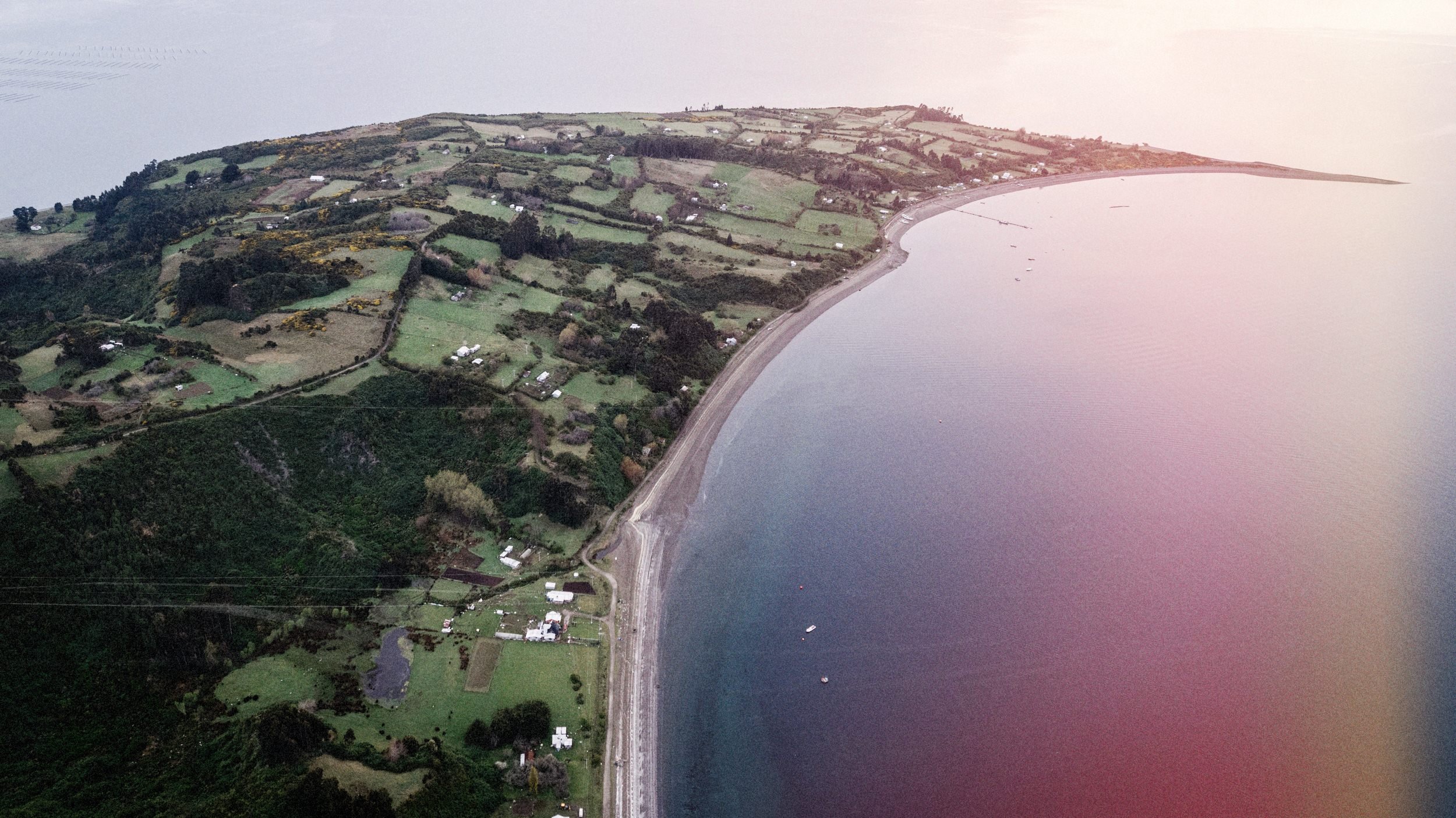 Vista aérea de la isla de Llingua con su playa y campos