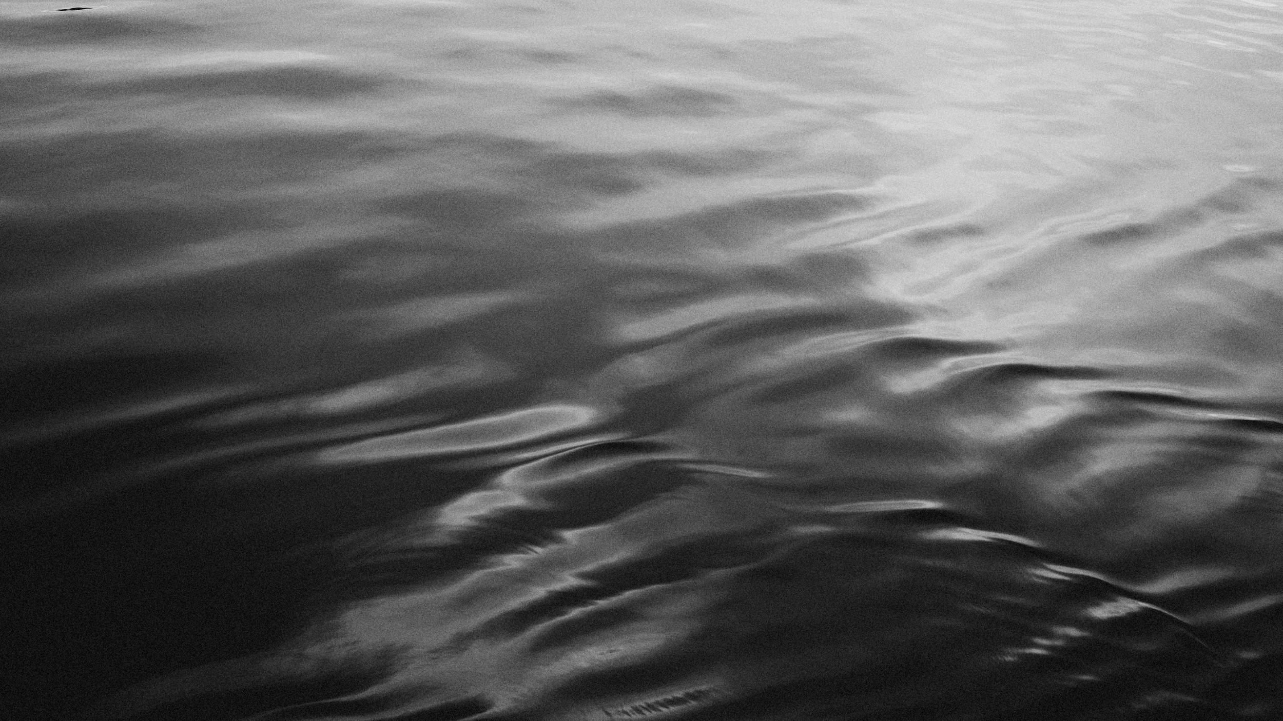 Superficie del mar en calma, en blanco y negro