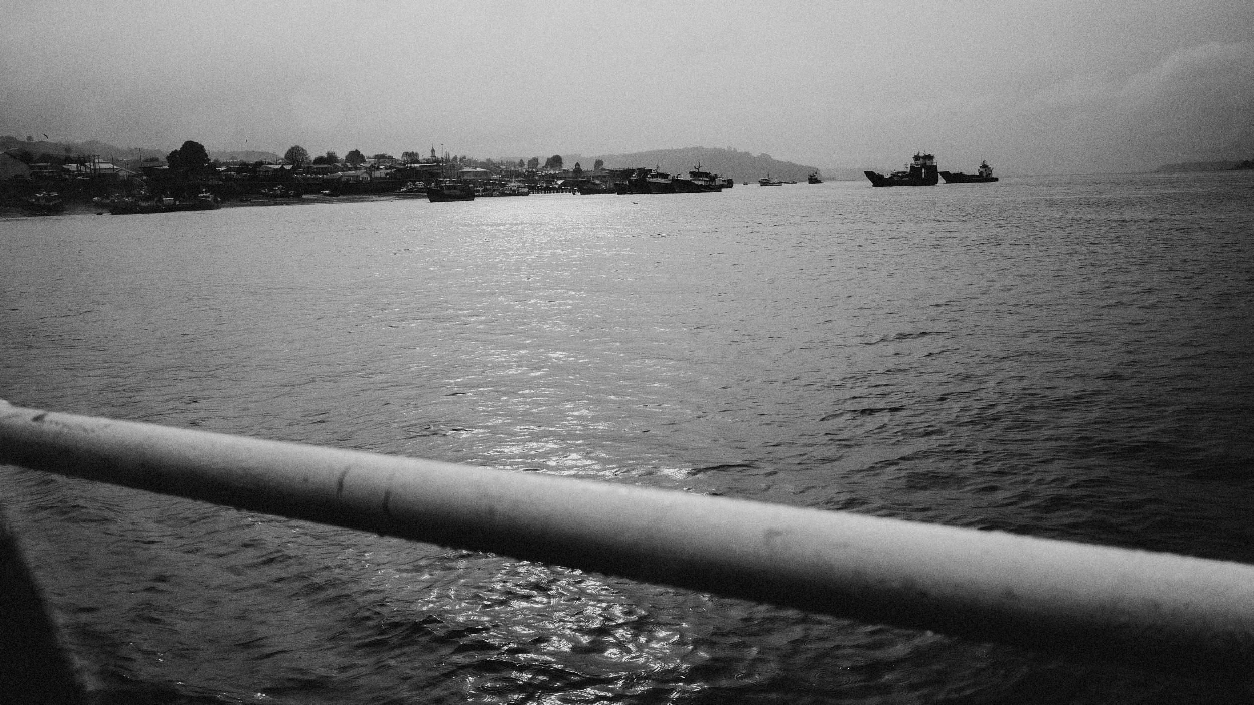 El mar y el caserío de Matao vistos desde una embarcación, en blanco y negro