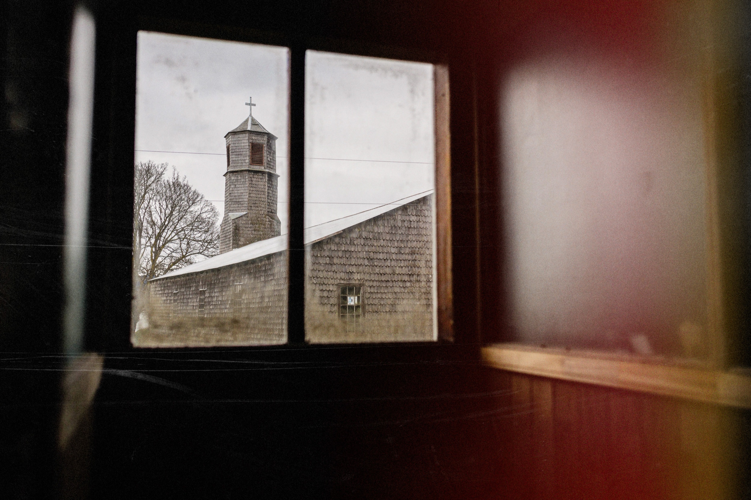 La iglesia de San Javier vista a través de una ventana