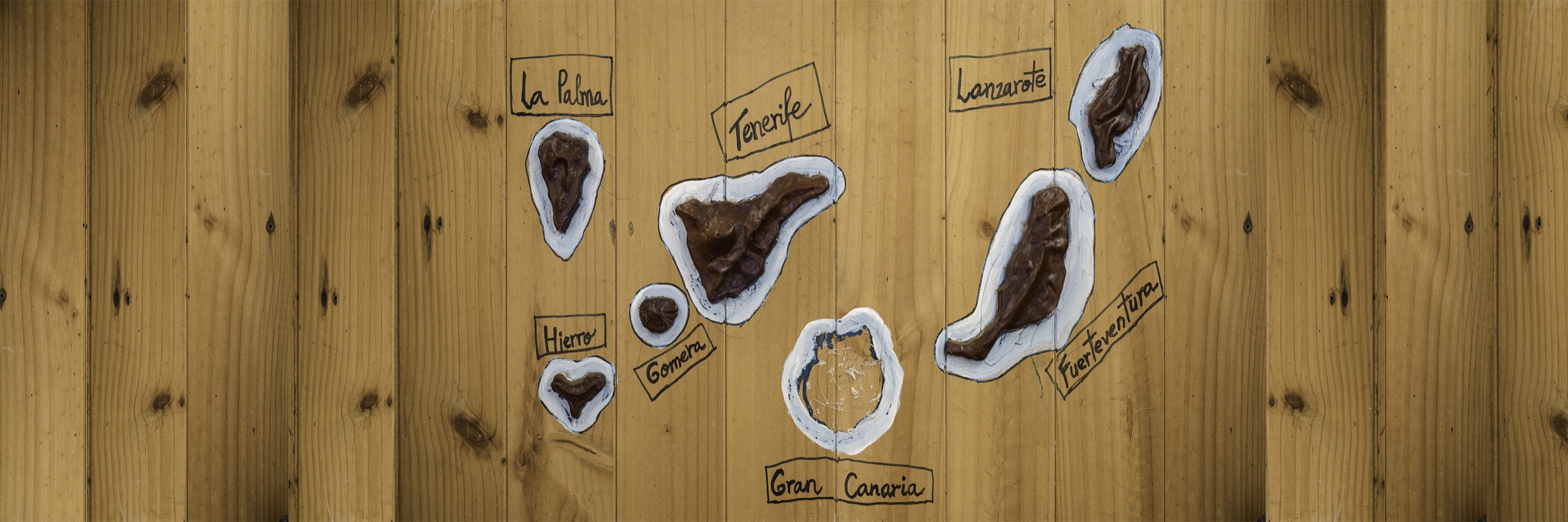 Mapa de las islas Canarias recortado y pegado sobre una pared de madera